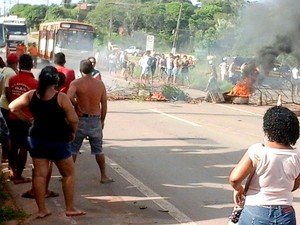 Para bloquear trânsito, moradores queimaram objetos (Foto: Divulgação/PRF-MA)