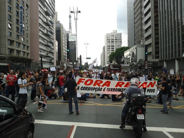 Manifestantes bloqueiam pista sentido Consolação da Paulista (Foto: Rafael Sampaio/G1)
