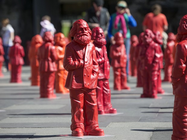 Esculturas de Karl Marx feitas pelo artista Ottmar Hoerl na cidade de Tréveris, na Alemanha (Foto: Thomas Wieck/AFP)