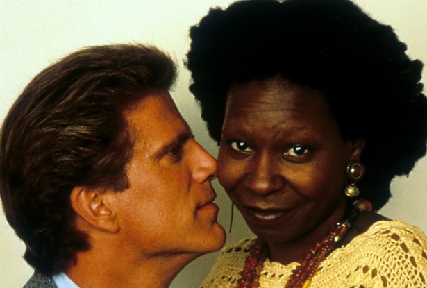 Em meio as gravações de 'Feita por Encomenda', em 1992, os protagonistas Ted Danson e Whoopi Goldberg acabaram se envolvendo seriamente. Tanto, que Danson acabou tendo de se divorciar da esposa, a produtora Casey Coates. Foi um pequeno escândalo na época. (Foto: Getty Images)