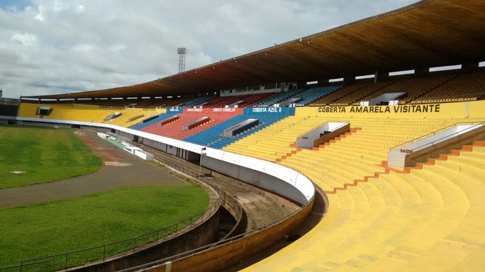 Arquibancadas cobertas do estádio Morenão (Foto: Hélder Rafael)