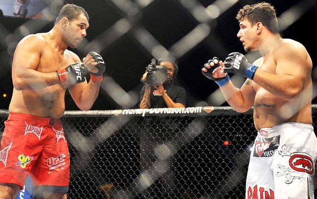 Rodrigo Minotauro na luta contra Frank Mir em 2008 (Foto: Getty Images)