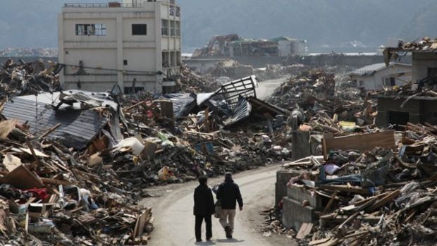 Sobreviventes caminham em meio a caos provocado pelo tsunami (Foto: Shinpei Kikuchi)