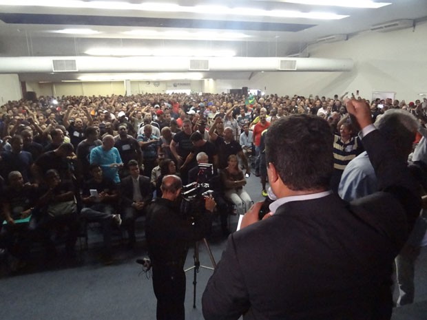 Associações de PMs e bombeiros se reúnem no Centro de Convenções de Pernambuco (Foto: Luna Markman / G1)