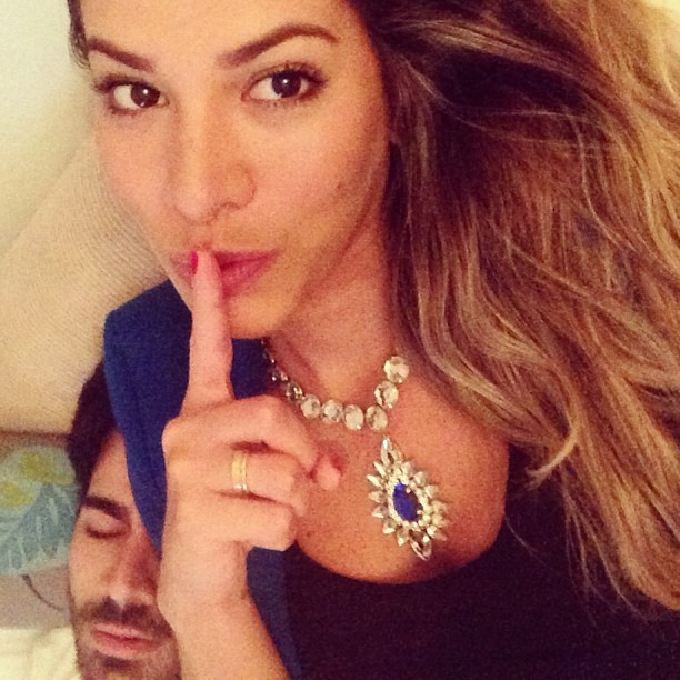 Adriana pede silêncio enquanto Rodrigão dorme (Foto: Reprodução/Instagram)