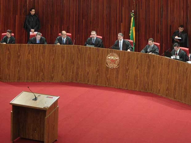 Ministros do TSE durante sessão que julgou contas da campanha de Dilma (Foto: Nelson Jr. / TSE)