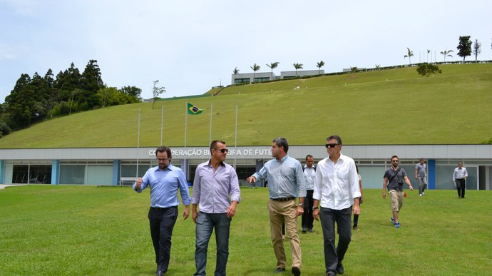 Dunga e Gilmar visita Granja Comary seleção brasileira (Foto: Reprodução / Site Oficial da CBF)