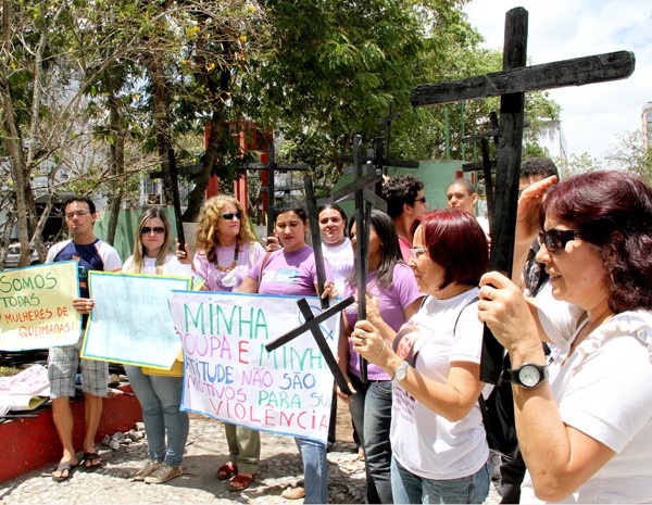Entidades realizam ato público pelo fim da violência contra a mulher. (Foto: Leonardo Silva/ Jornal da Paraíba)