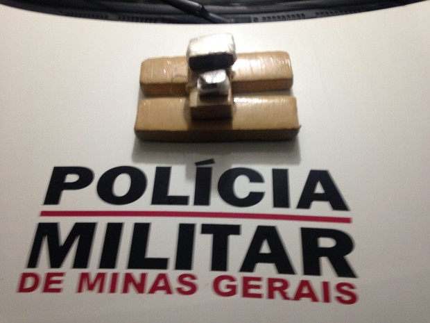 Cinco tabletes de maconha prensados que totalizam 3kg da droga (Foto: Polícia Militar/Divulgação)