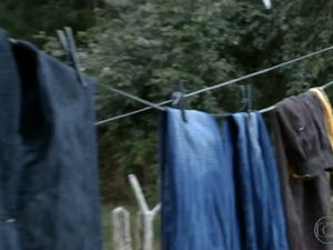 Sem energia, moradores usam fios para estender roupas (Foto: Reprodução/TV Anhanguera)