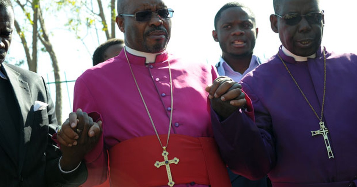 G1 Bispos rezam por Mandela perto