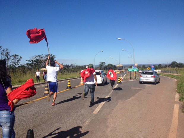 Militantes petistas correm atrás de um dos carros que acompanhou a volta de José Genoino para o presídio da Papuda (Foto: Nathalia Passarinho / G1)