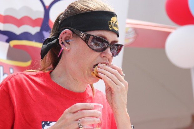 Molly Schuyler venceu concurso de comilança ao devorar 26 hambúrgueres (Foto:  Connor Radnovich/AP)