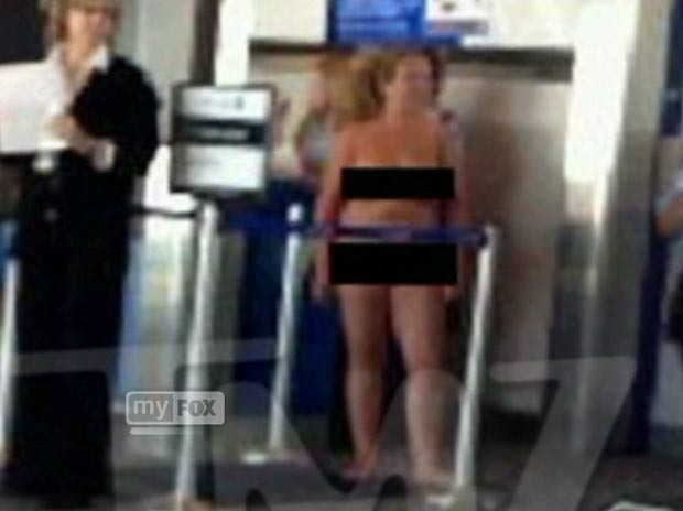 Em abril, uma mulher provocou um tumulto ao ficar nua no Aeroporto Internacional de Denver, no estado do Colorado (EUA). O incidente durou cerca de 20 minutos. A mulher teria tirado a roupa depois que funcionários do aeroporto pediram para ela apagar o cigarro.  (Foto: Reprodução)