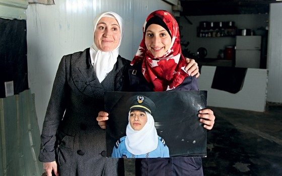 A sria Fatima,39 anos,e a filha Melak,de 15 anos (Foto: AHMAD ABDO/AFP/POCA)
