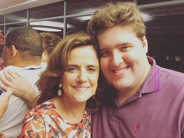 Felipe Hintze com Marieta Severo na festa de despedida da novela Verdades Secretas (Foto: Reprodução/Instagram)