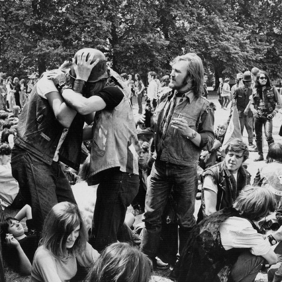 21st July 1970:  Hell's Angels kissing at a free pop concert held in Hyde Park, London in 1970.  (Photo by Evening Standard/Getty Images) (Foto: Getty Images)