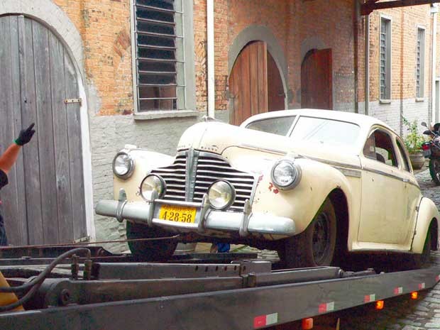 Buick Roadmaster Coupé, de 1941, da coleção de Roberto Lee, é levado para restauro. (Foto: Divulgação/ Prefeitura de Caçapava)