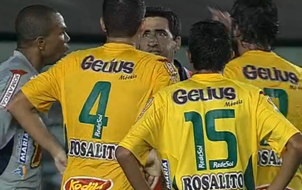 Jogadores do Mirassol reclamam com árbitro Rodrigo Braghetto (Foto: Reprodução SporTV)
