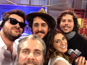 Fê Paes Leme selfie com a banda Suricato (Foto: SuperStar / TV Globo)