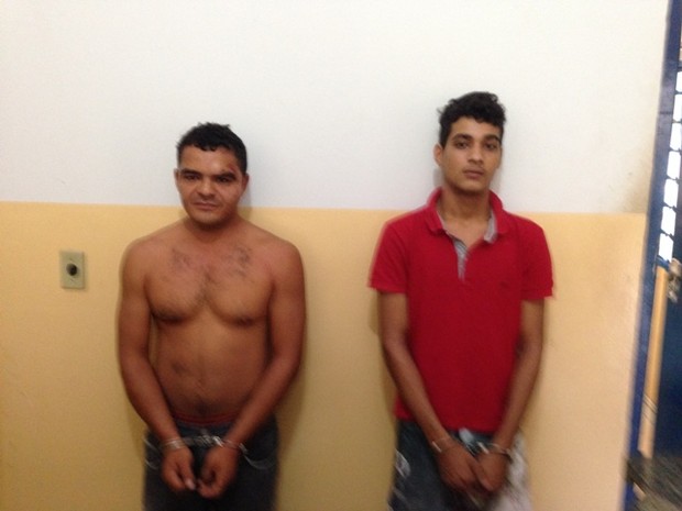 Os dois homens foram presos por tráfico de drogas (Foto: Polícia Civil/Divulgação)