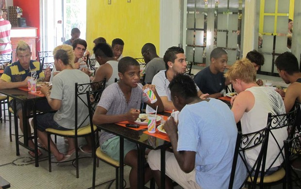 Garotos da base do Vasco no restaurante (Foto: Thiago Fernandes / Globoesporte.com)