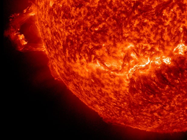 Imagem divulgada pela agência espacial americana, a Nasa, nesta terça-feira (20) mostra erupção do Sol registrada no último dia 16. De acordo com a agência, duas explosões solares foram registradas – com intervalo de quatro horas entre cada uma. A ação fo (Foto: Nasa/Reuters)