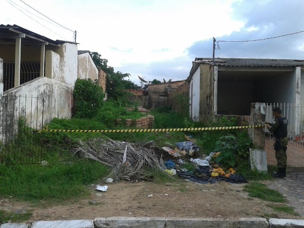 Terreno baldio onde homem foi encontrado. Blocos de concreto podem ter sido usados como arma. (Foto: Ronilma Santos/TV Tapajós)
