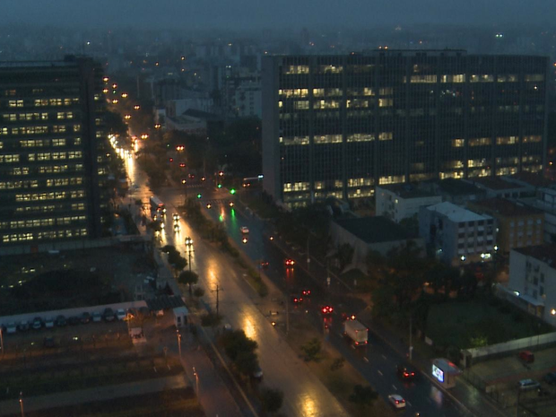 Porto Alegre amanheceu com chuva nesta quinta-feira (26) (Foto: Reprodução/RBS TV)