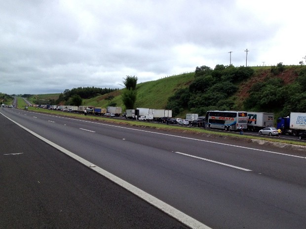 Interdição da pista causou mais de 10 km de filas (Foto: André Godinho/TV Tem)