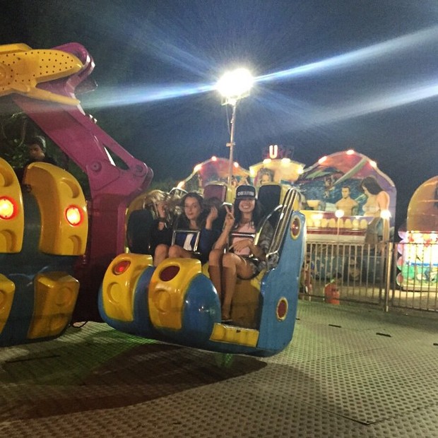 Isis Valverde vai a parque de diversões no Rio (Foto: Instagram/ Reprodução)