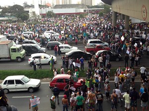 Guarulhos - Manifestantes fecharam a Via Dutra (Foto: Ernesto Zanon Junior)