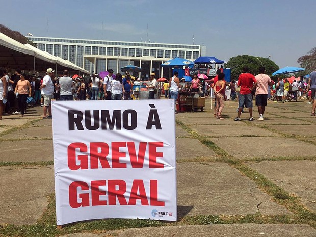Faix\ em frente ao Palaío do Buriti, sede do governo do Distrito Federal, durante assembleia de professores e servidores da educação (Foto: Alexandre Bastos/G1) Faix\ em frente ao Palaío do Buriti, sede do governo do Distrito Federal, durante assembleia de professores e servidores da educação (Foto: Alexandre Bastos/G1)