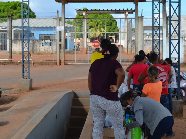 Familiares esperaram em frente à penitenciária para entregar comida e mantimentos (Foto: Marcelo Marques/ G1 Roraima)