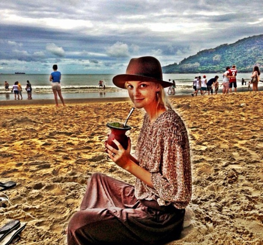 Carol Trentini: chimarrão à beira-mar (Foto: Reprodução/Instagram)