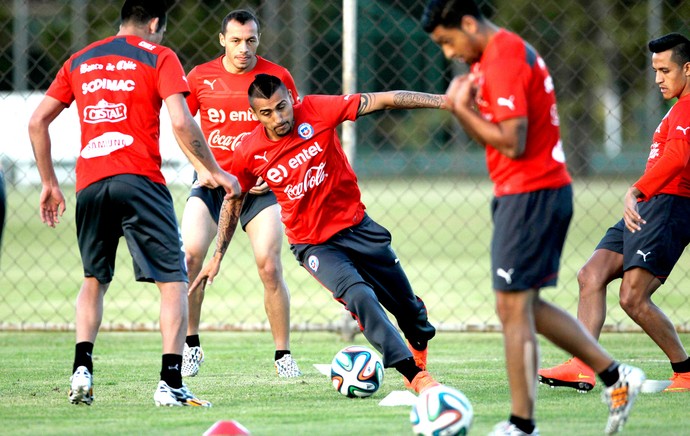 Arturo Vidal no treino do Chile (Foto: AP)