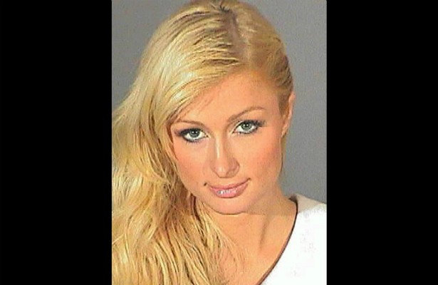 Esta é Paris Hilton em 7 de setembro de 2007, quando foi detida sob acusação de dirigir sob efeito de álcool e/ou outras drogas. Ela teve de ficar 45 dias em prisão domiciliar. (Foto: Divulgação)