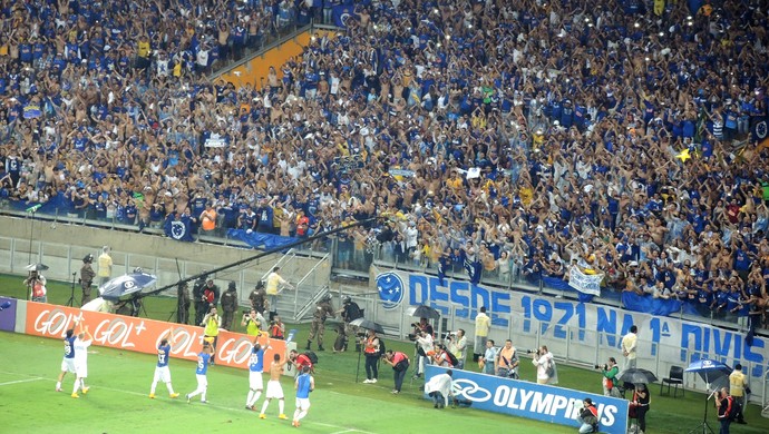 Cruzeiro, jogadores e tercida (Foto: Alexandre Alliatti)