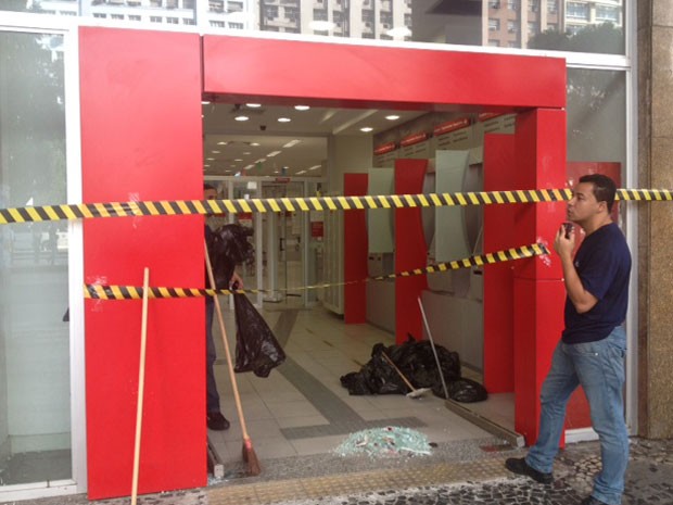 Bancos tiveram as portas quebradas durante o protesto (Foto: Mariucha Machado / G1)