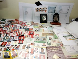 Na casa do suspeito, policiais apreenderam centenas de fotos, documentos e recibos de pagamento (Foto: PC / Divulgação)