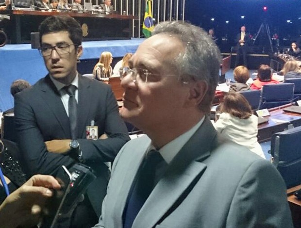 O presidente do Senado, Renan Calheiros (PMDB-AL), concede entrevista no plenário (Foto: Mateus Rodrigues/G1)