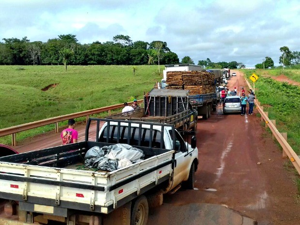 Motoristas dizem que buraco existe no local há cinco anos; Dnit diz que buraco deve existir há no máximo dois anos (Foto: Nesio Carvalho/Arquivo Pessoal)