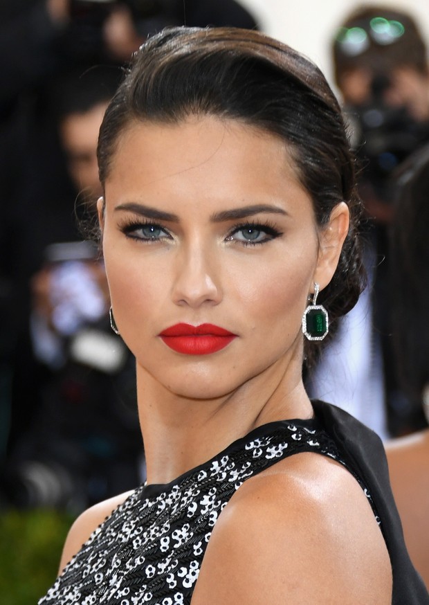 Adriana Lima usa maquiagem forte no baile de gala do MET 2016, em Nova York (Foto: AFP)