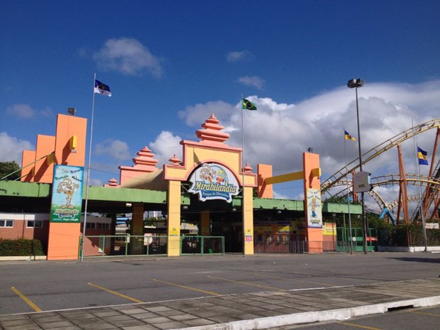 Dois jovens ficaram feridos em acidente no Parque Mirabilândia (Foto: Kety Marinho/TV Globo)