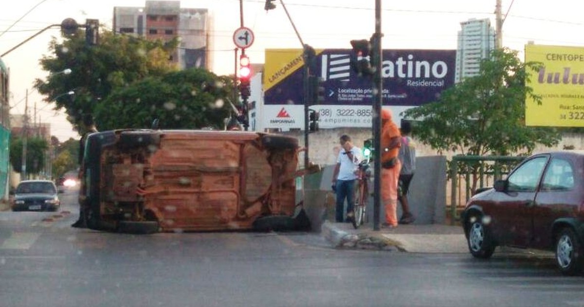 Carro fica virado de lado depois de acidente em Montes Claros - Globo.com