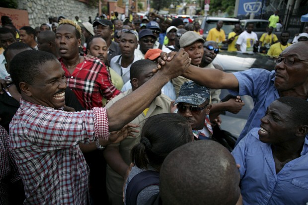 Candidato à presidência Jude Celestin aperta mão de um eleitor durante caminhada em Porto Príncipe (Foto: Andres Martinez Casares/Reuters)