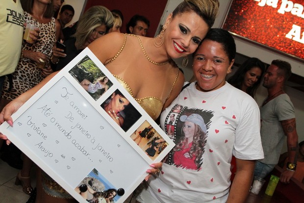 Viviane Araújo recebe homenagem de fãs (Foto: Anderson Borde/AgNews)