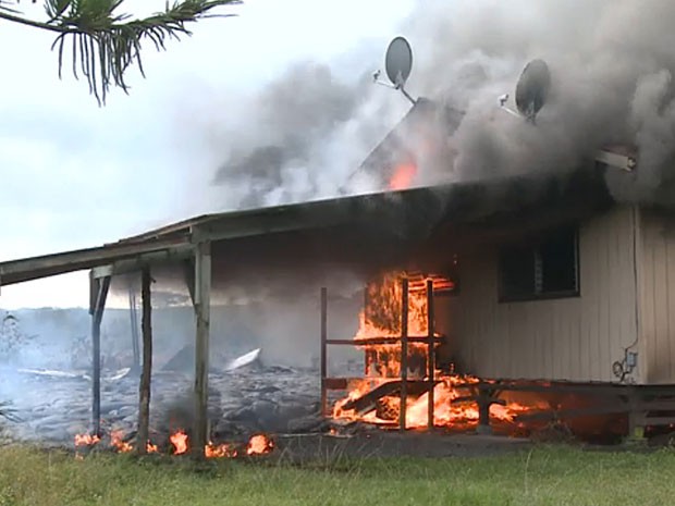 Esta casa foi atingida pela lava e pegou fogo (Foto: County of Hawaii/AP) Esta casa foi atingida pela lava e pegou fogo (Foto: County of Hawaii/AP)