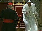 Novo Papa tropeça durante audiência (Reprodução)