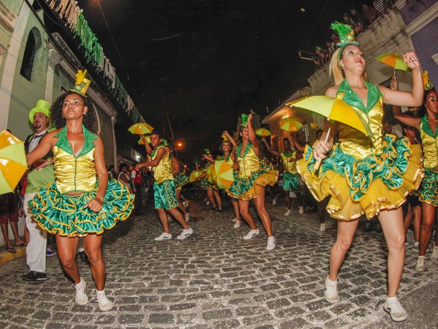 Desfile do Homem da Meia-Noite pelas ladeiras centro de histórico de Olinda; o bloco foi criado em 2 de fevereiro de 1931 pelo pintor de paredes Luciano Anacleto de Queiroz. (Foto: Carlos Ezequiel Vannoni/Agência JCM/Fotoarena/Estadão Conteúdo)